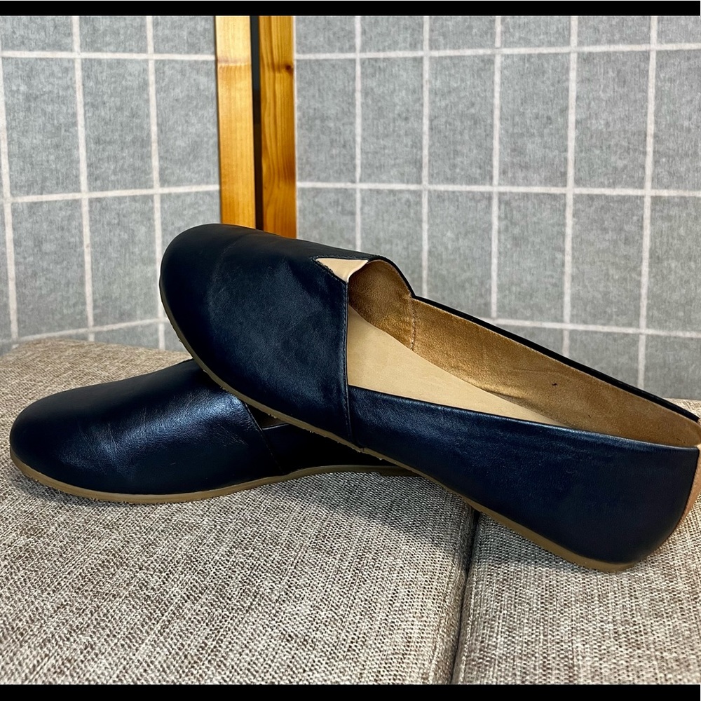 TKEES Black flats-Like New!